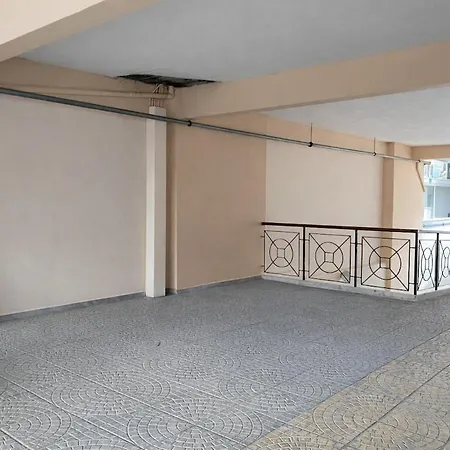 With Free Parking In The Building Apartament Larissa