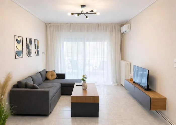 With Free Parking In The Building * Larissa